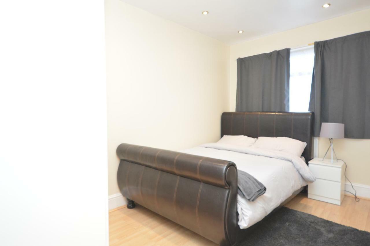 Four Bedroom Townhouse 12 Minutes Walk To Excel Exhibition Centre London Exterior photo